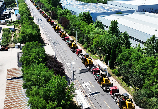 中蘇海工吊管機集群啟運,高溫戰力全開助建沙特石油動脈